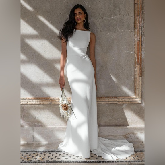 Simple white backless button down with zipper wedding dress - Picture 2 of 6